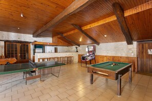 A billiards room with a pool table, a foosball table, and a bar area. - Bed and Breakfast 'Chambre 4 - 2 Personnes' with Shared Pool, Shared Terrace and Wi-Fi (Segonzac)