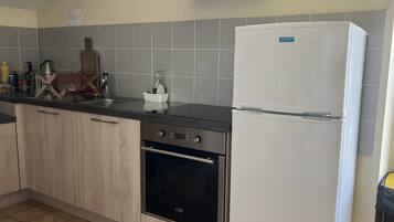 Een koelkast, een microgolfoven, een oven, een kookplaat