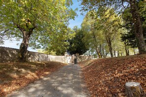 A pathway flanked by trees and a wall, leading to a gate. - Bed and Breakfast 'Chambre 4 - 2 Personnes' with Shared Pool, Shared Terrace and Wi-Fi (Segonzac)