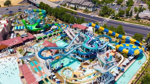 Vue aérienne d’un parc aquatique avec de nombreux toboggans et bassins.