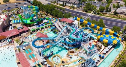 Resort-Style Luxury ~ Pool, Hot Tub, Water Slide, Sports Courts, Skate Ramp +