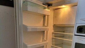 Et køkken med indbygget køleskab, ovn og mikrobølgeovn.
