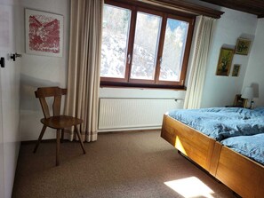 3 habitaciones, tabla de planchar con plancha, wifi y ropa de cama