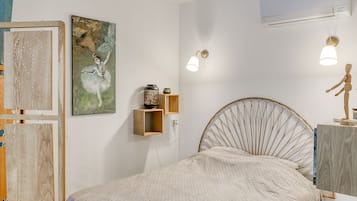 Iron/ironing board, internet, bed sheets