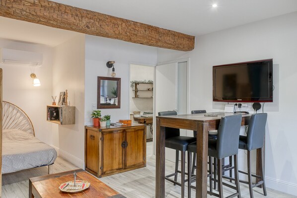 Strykejern/-brett, internettilgang og sengetøy