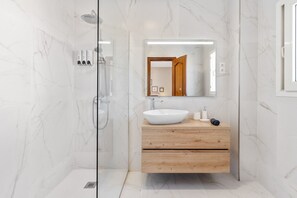 Douche, séchoir à cheveux, serviettes fournies