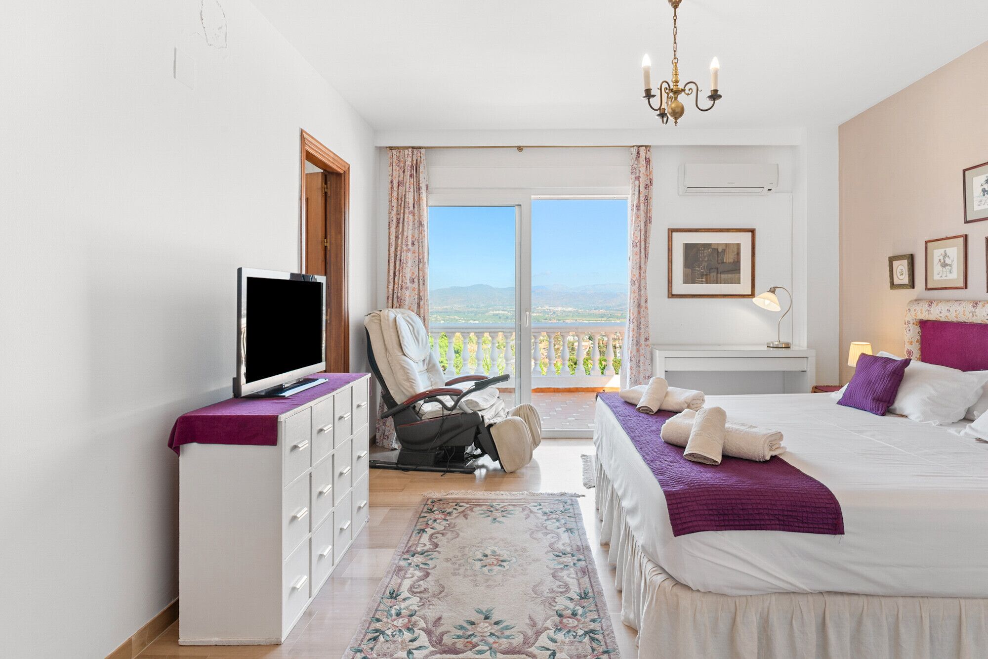 5 slaapkamers, een strijkplank/strijkijzer, wifi, beddengoed