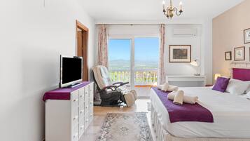 5 bedrooms, iron/ironing board, WiFi, bed sheets