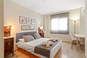 A bedroom with a bed, bedside tables, a desk, and a window. - 'Villa Isabella' with Mountain Views, Wi-Fi and Air Conditioning (Alhaurín de la Torre)