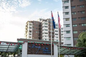 A hotel with a sign that reads 'Danya Vero' and two flags, one of which is the American flag. - A Modern 3BR Home Near Danga Bay, Free Parking (Johor Bahru)