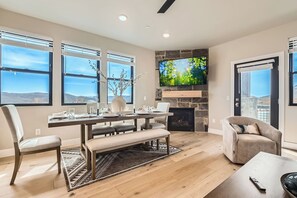 Een smart-tv en een open haard