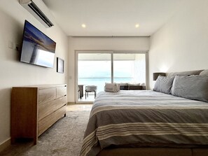 Tabla de planchar con plancha, cuna de viaje, wifi y ropa de cama 