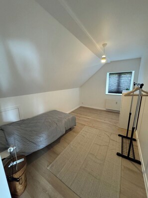 5 bedrooms, iron/ironing board, free WiFi, bed sheets