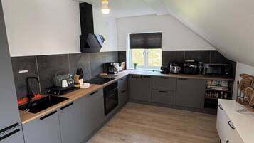 Frigorifero, microonde, forno, piano cottura