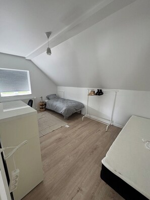 5 bedrooms, iron/ironing board, free WiFi, bed sheets