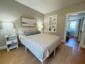 5 bedrooms, iron/ironing board, WiFi, bed sheets - Spacious and charming home (South Kingstown)