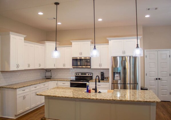 Fridge, oven, stovetop, coffee/tea maker