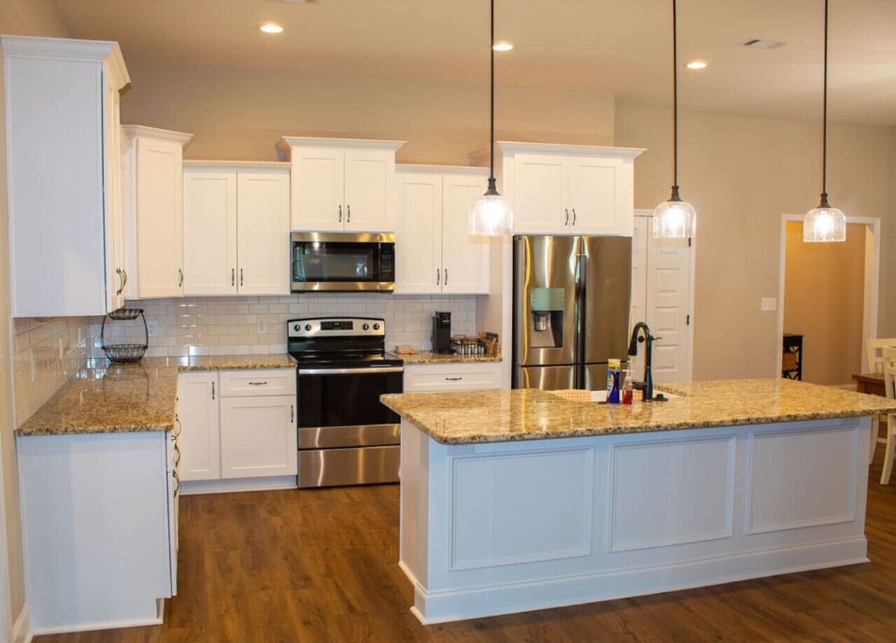 Kühlschrank, Ofen, Herdplatte, Wasserkocher mit Kaffee-/Teezubehör