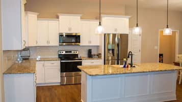 Jääkaappi, uuni, liesi, kahvin-/teenkeitin