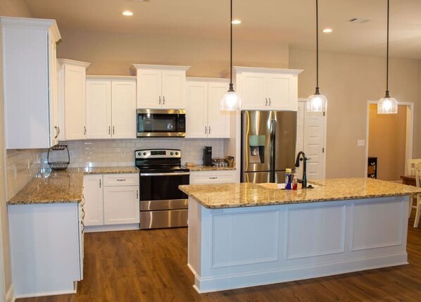 Fridge, oven, stovetop, coffee/tea maker