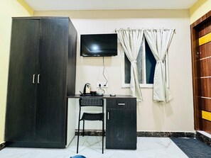Habitación Deluxe doble, 1 cama de matrimonio grande, Aire acondicionado | Televisión
