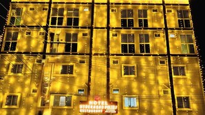 Un hotel a più piani con un cartello che indica la presenza di un albergo e ristorante.
