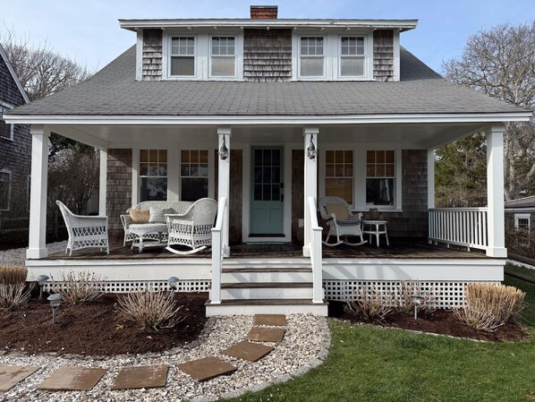 Terrace/patio - Charming 4-bedroom Cottage Steps to Private Beach (Harwich)