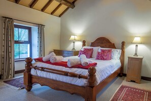 2 bedrooms, desk, iron/ironing board, travel crib