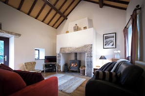 Smart TV, fireplace, books - Hen Gamdda Fawr cottage near Benllech, close to beaches and nature (Marian-glas)