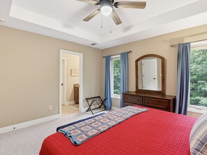 4 habitaciones, escritorio y tabla de planchar con plancha 