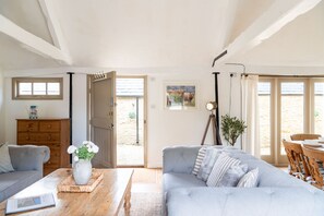 Smart TV - The Parlour Cotswolds Cottage Farm Stay With Pool (Lechlade)