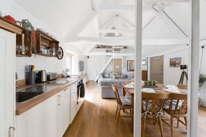 Frigorífico, microondas, horno y placa de cocina