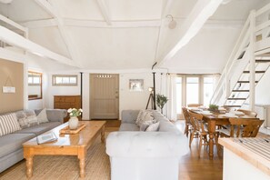 Smart TV - The Parlour Cotswolds Cottage Farm Stay With Pool (Lechlade)