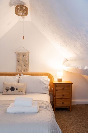 3 bedrooms, iron/ironing board, free WiFi, bed sheets