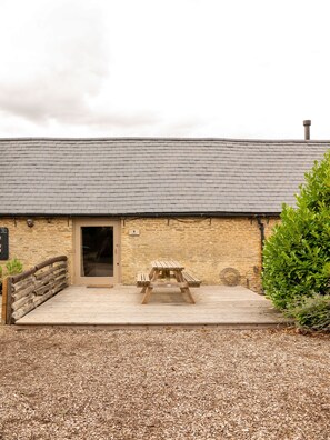 Outdoor dining - The Parlour Cotswolds Cottage Farm Stay With Pool (Lechlade)