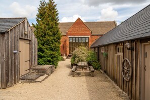 Outdoor dining - Henloft Farm Stay With Pool (Lechlade)