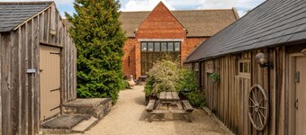 Henloft Farm Stay With Pool