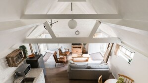 Un loft moderno con cocina, comedor y sala de estar.