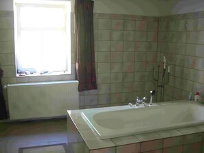 Een douche, een haardroger, handdoeken