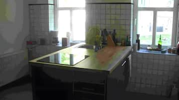 Kühlschrank, Ofen, Herdplatte, Wasserkocher mit Kaffee-/Teezubehör