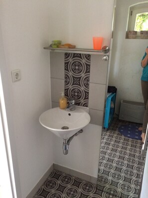 Douche, séchoir à cheveux, serviettes fournies