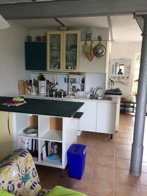 Een koelkast, een oven, een kookplaat, een koffiezetapparaat/waterkoker