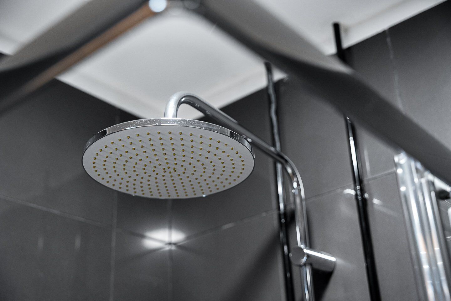 Een douche, een haardroger, handdoeken