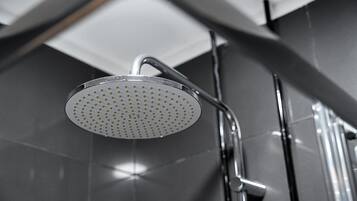 Een douche, een haardroger, handdoeken