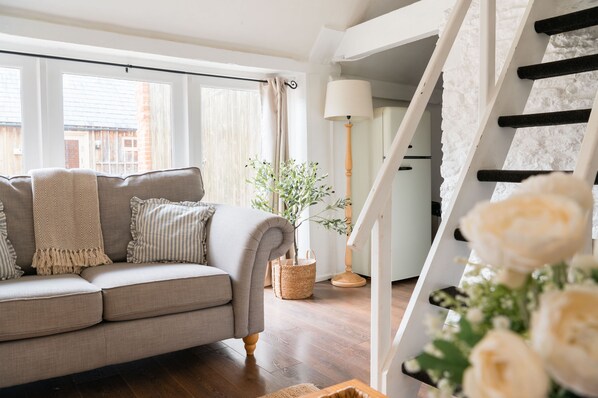 Smart TV, fireplace - The Dairy Cotswolds Cottage Farm Stay With Pool (Lechlade)