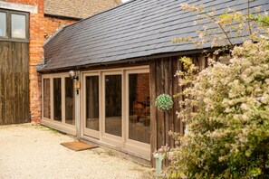 Exterior detail - The Dairy Cotswolds Cottage Farm Stay With Pool (Lechlade)
