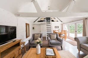 Smart TV, fireplace - The Dairy Cotswolds Cottage Farm Stay With Pool (Lechlade)