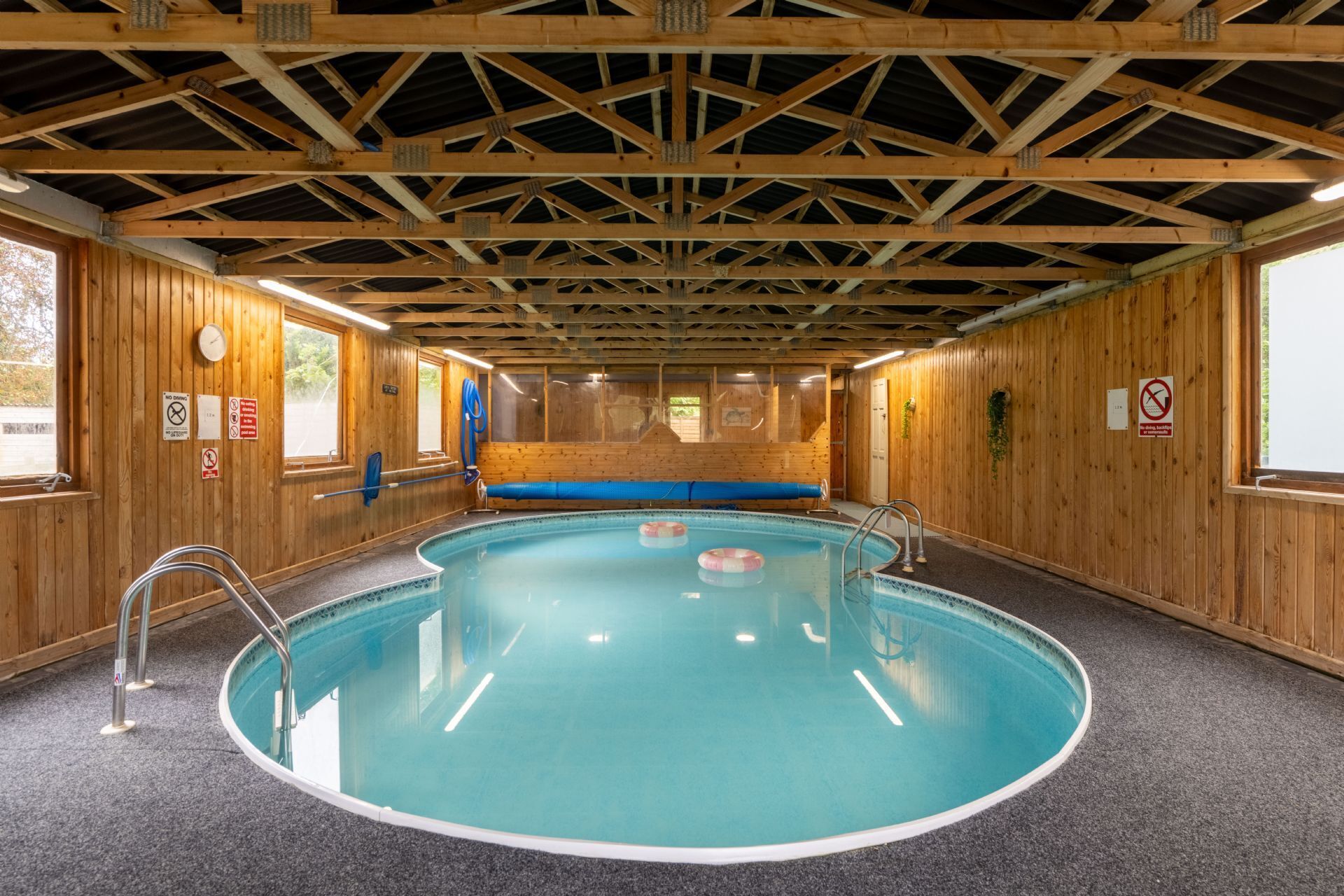 Innendørsbasseng og et oppvarmet basseng