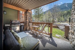 Outdoor dining - Exclusive Winter Getaway in Three Sisters Village (Canmore)