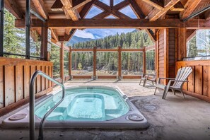 Indoor spa tub - Exclusive Winter Getaway in Three Sisters Village (Canmore)
